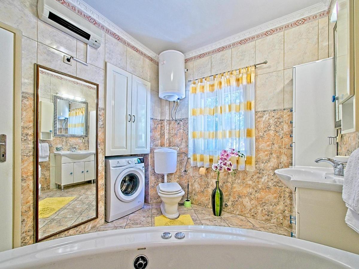 Nina Apartment Split Luaran gambar